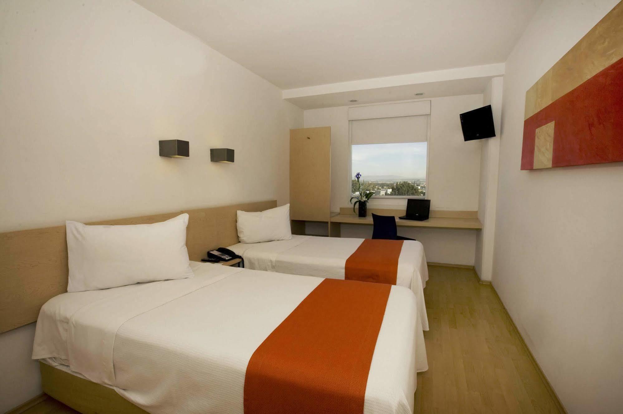 One Queretaro Plaza Galerias Hotel Bagian luar foto